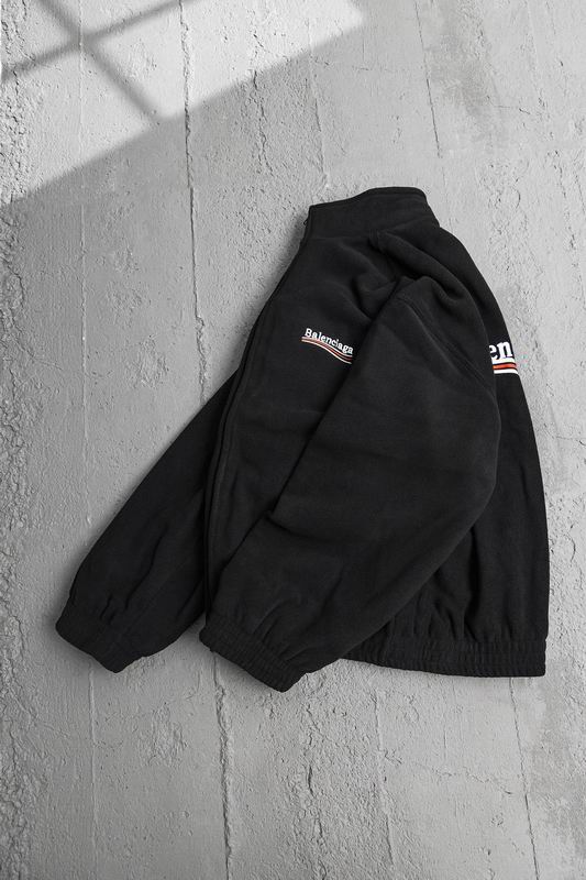 Les ensembles survêtement Balenciaga allient performance et style. Leur design avant-gardiste et leur qualité supérieure. Pas cher. Le moins cher.