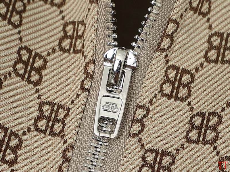 Les ensembles survêtement Balenciaga allient performance et style. Leur design avant-gardiste et leur qualité supérieure. Pas cher. Le moins cher.