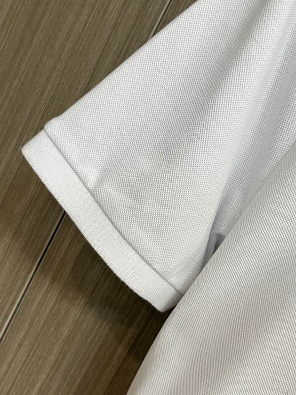 Les polos Armani pour homme reflètent l’élégance raffinée et le savoir-faire emblématique de la maison italienne. Au meilleur prix 