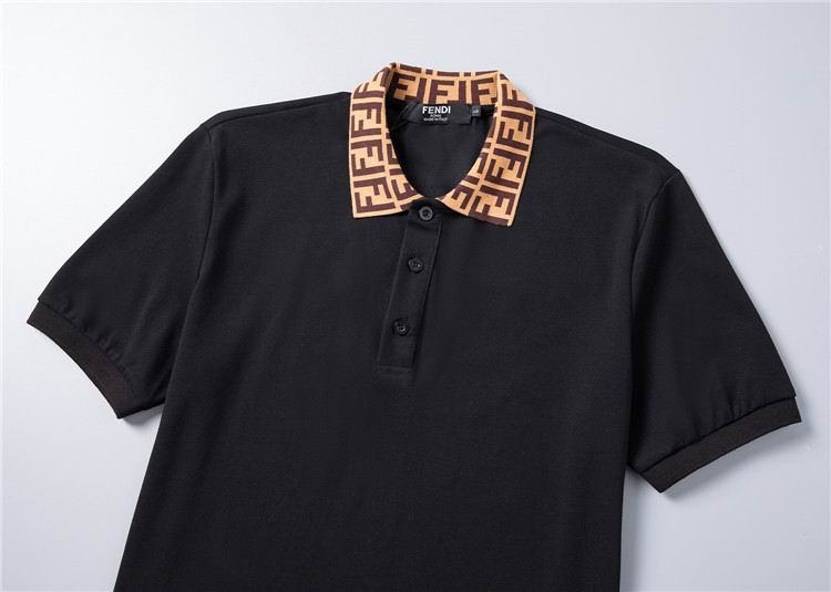 Les polos T-shirt Fendi pour homme incarnent l’élégance italienne avec une touche de modernité , caractéristiques de la maison Fendi. Au meilleur prix 