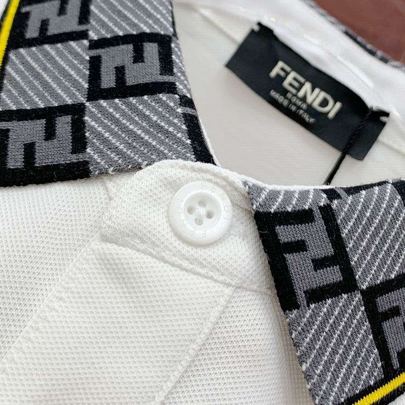 Les polos T-shirt Fendi pour homme incarnent l’élégance italienne avec une touche de modernité , caractéristiques de la maison Fendi. Au meilleur prix 