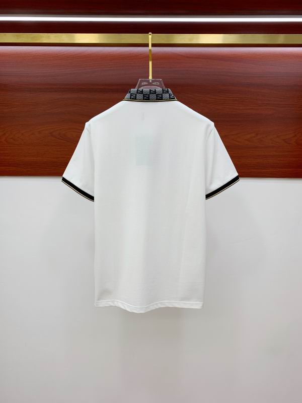 Les polos T-shirt Fendi pour homme incarnent l’élégance italienne avec une touche de modernité , caractéristiques de la maison Fendi. Au meilleur prix 