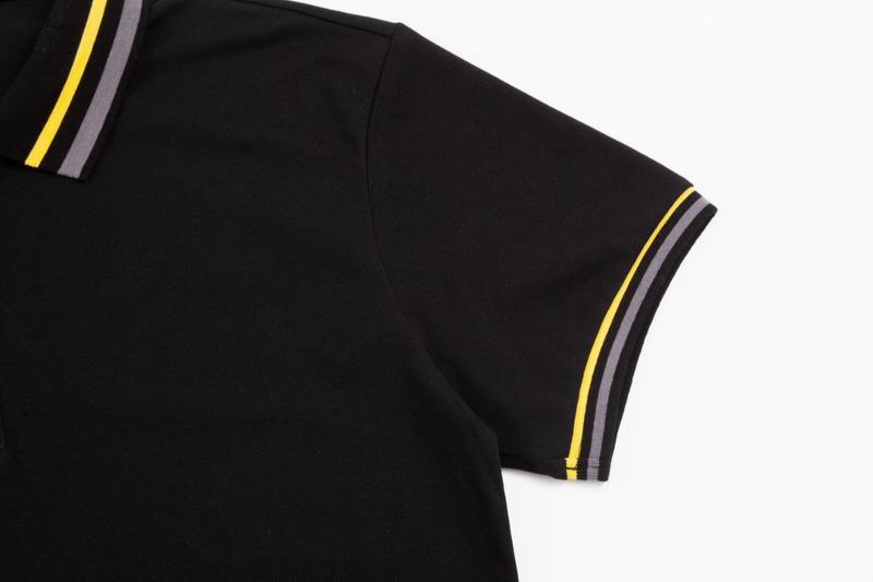 Les polos T-shirt Fendi pour homme incarnent l’élégance italienne avec une touche de modernité , caractéristiques de la maison Fendi. Au meilleur prix 