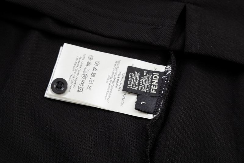 Les polos T-shirt Fendi pour homme incarnent l’élégance italienne avec une touche de modernité , caractéristiques de la maison Fendi. Au meilleur prix 