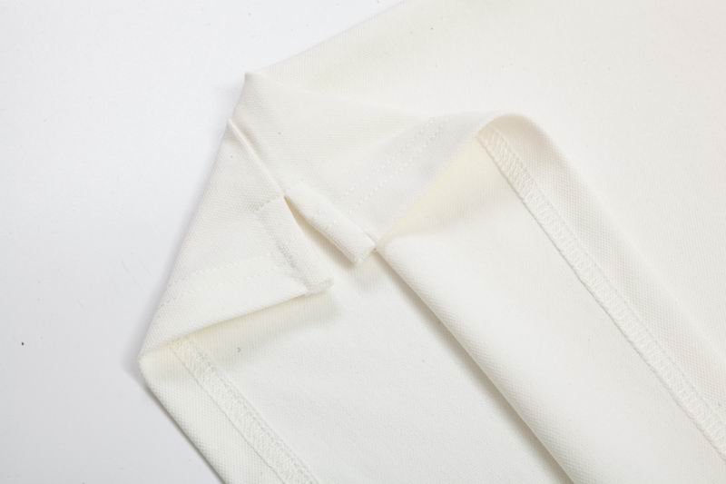 Les polos T-shirt Fendi pour homme incarnent l’élégance italienne avec une touche de modernité , caractéristiques de la maison Fendi. Au meilleur prix 