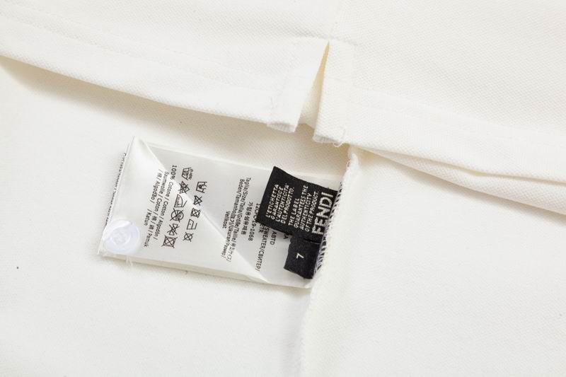 Les polos T-shirt Fendi pour homme incarnent l’élégance italienne avec une touche de modernité , caractéristiques de la maison Fendi. Au meilleur prix 