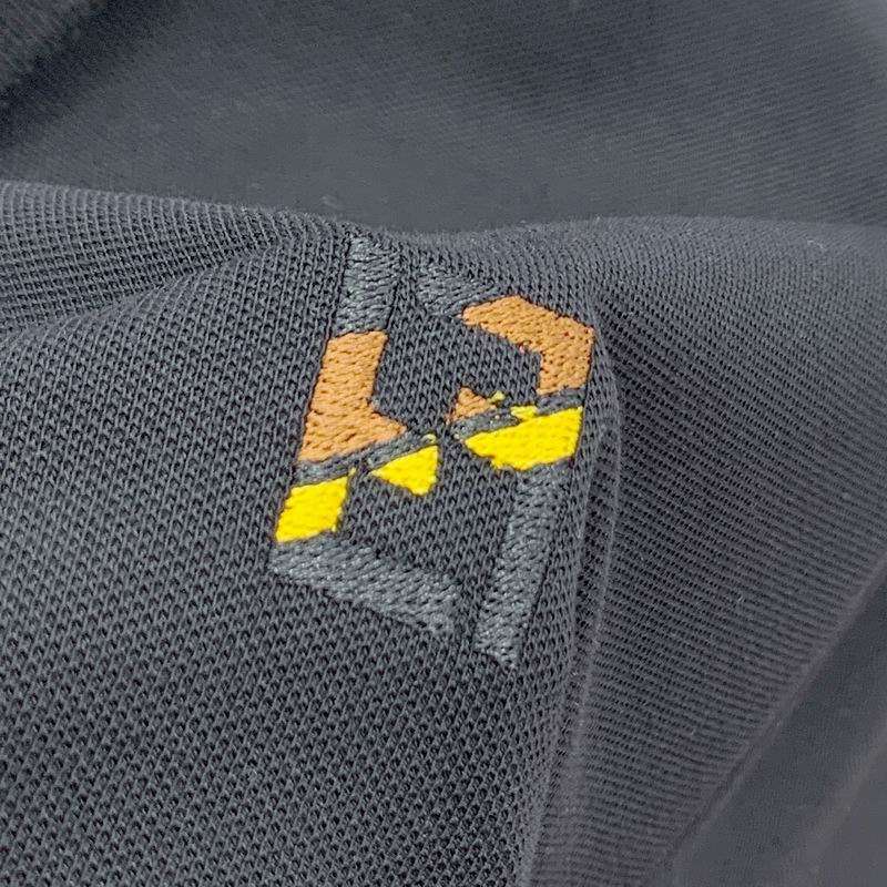 Les polos T-shirt Fendi pour homme incarnent l’élégance italienne avec une touche de modernité , caractéristiques de la maison Fendi. Au meilleur prix 