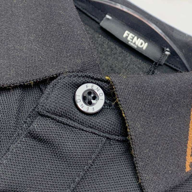 Les polos T-shirt Fendi pour homme incarnent l’élégance italienne avec une touche de modernité , caractéristiques de la maison Fendi. Au meilleur prix 