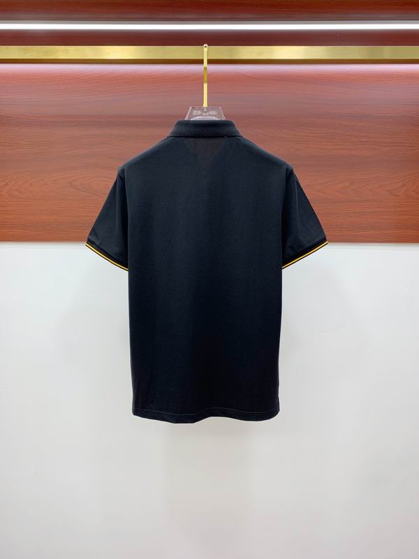 Les polos T-shirt Fendi pour homme incarnent l’élégance italienne avec une touche de modernité , caractéristiques de la maison Fendi. Au meilleur prix 