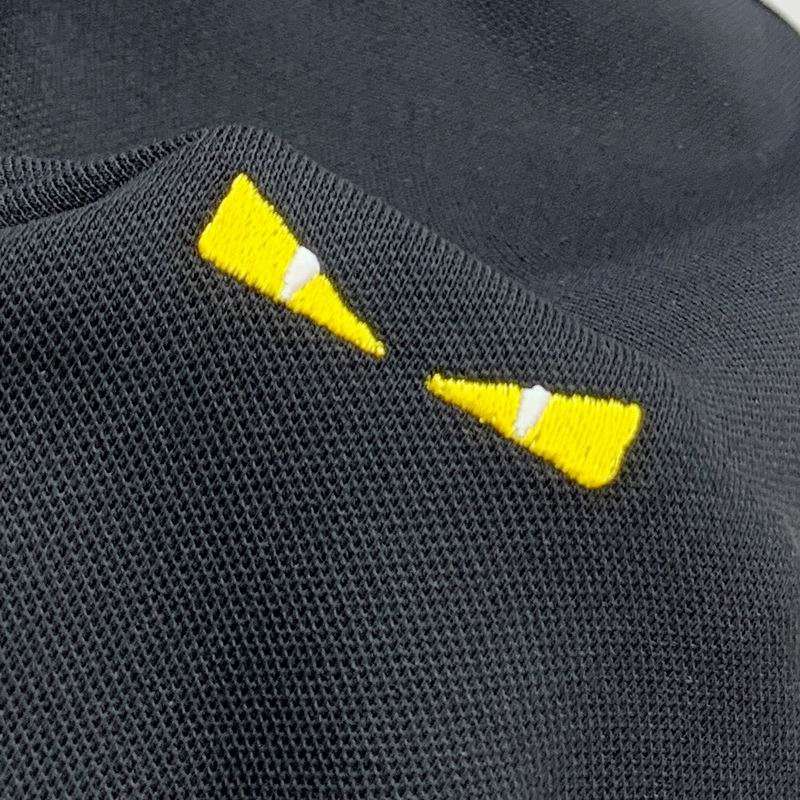 Les polos T-shirt Fendi pour homme incarnent l’élégance italienne avec une touche de modernité , caractéristiques de la maison Fendi. Au meilleur prix 