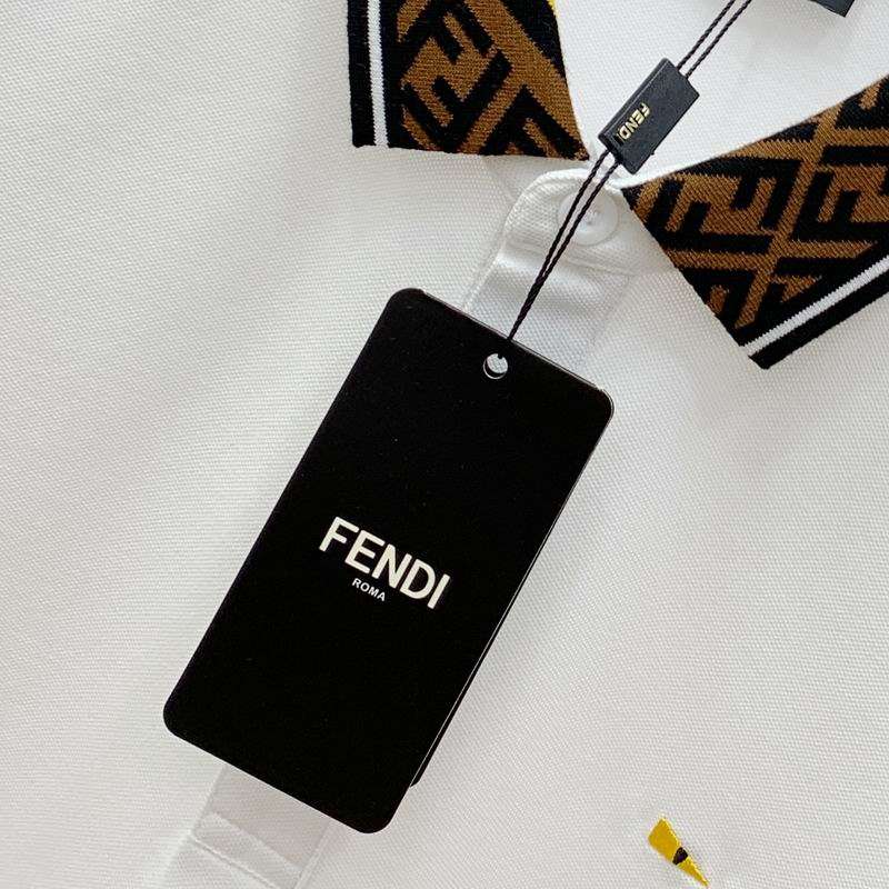 Les polos T-shirt Fendi pour homme incarnent l’élégance italienne avec une touche de modernité , caractéristiques de la maison Fendi. Au meilleur prix 