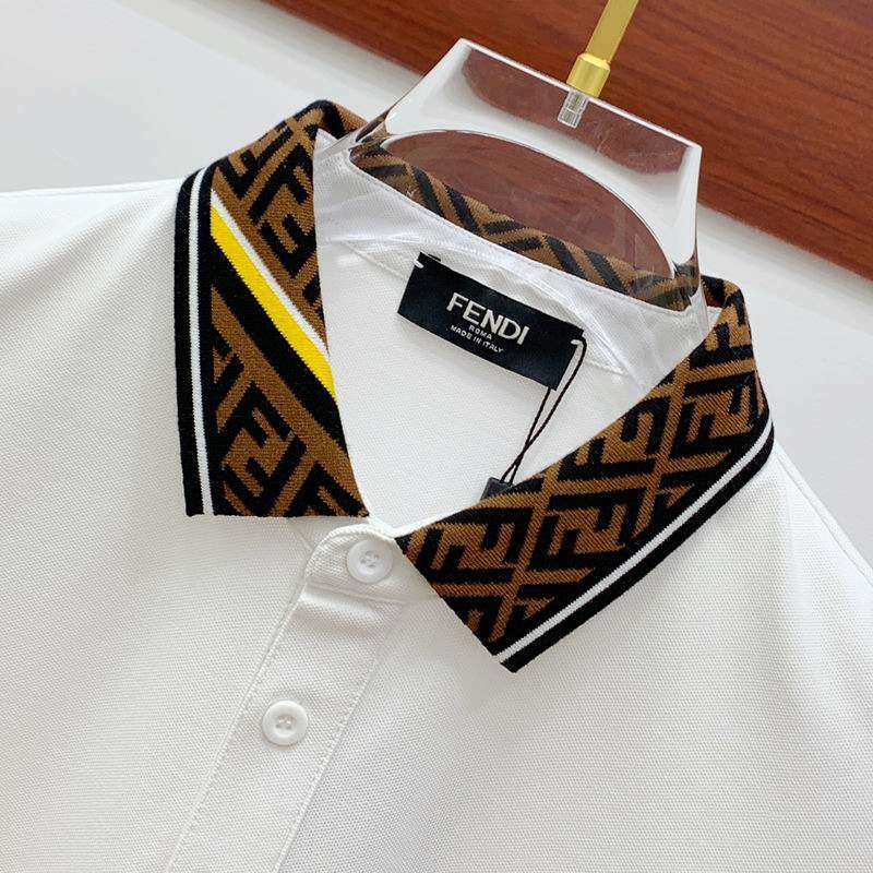 Les polos T-shirt Fendi pour homme incarnent l’élégance italienne avec une touche de modernité , caractéristiques de la maison Fendi. Au meilleur prix 