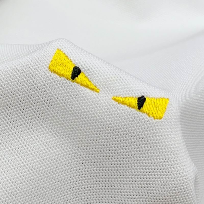 Les polos T-shirt Fendi pour homme incarnent l’élégance italienne avec une touche de modernité , caractéristiques de la maison Fendi. Au meilleur prix 