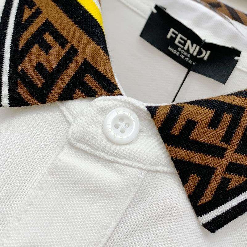 Les polos T-shirt Fendi pour homme incarnent l’élégance italienne avec une touche de modernité , caractéristiques de la maison Fendi. Au meilleur prix 