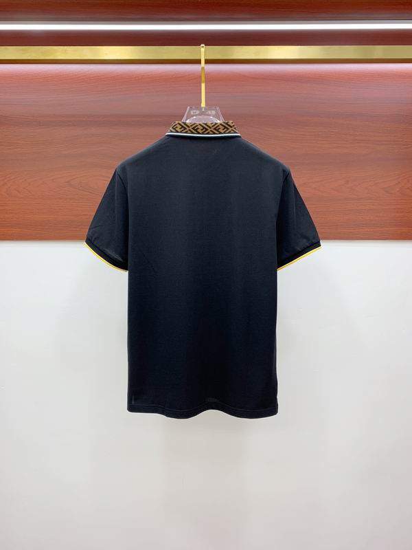 Les polos T-shirt Fendi pour homme incarnent l’élégance italienne avec une touche de modernité , caractéristiques de la maison Fendi. Au meilleur prix 