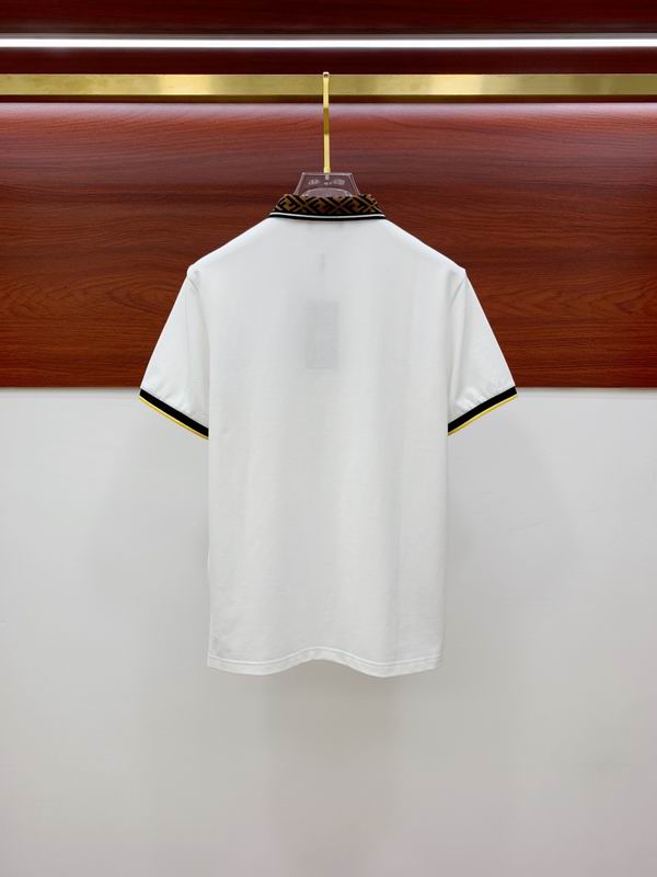 Les polos T-shirt Fendi pour homme incarnent l’élégance italienne avec une touche de modernité , caractéristiques de la maison Fendi. Au meilleur prix 