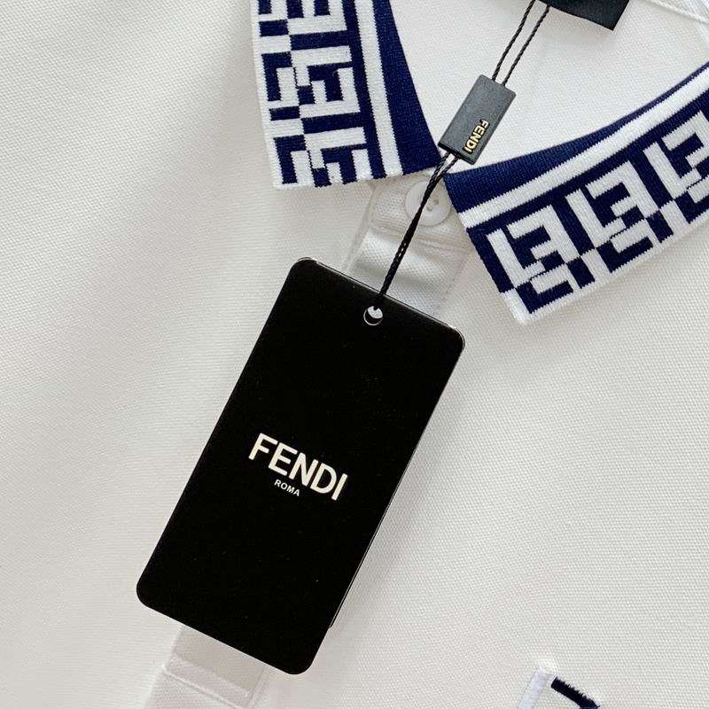 Les polos T-shirt Fendi pour homme incarnent l’élégance italienne avec une touche de modernité , caractéristiques de la maison Fendi. Au meilleur prix 