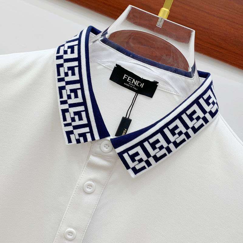 Les polos T-shirt Fendi pour homme incarnent l’élégance italienne avec une touche de modernité , caractéristiques de la maison Fendi. Au meilleur prix 