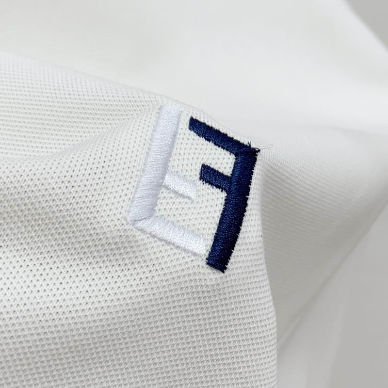Les polos T-shirt Fendi pour homme incarnent l’élégance italienne avec une touche de modernité , caractéristiques de la maison Fendi. Au meilleur prix 
