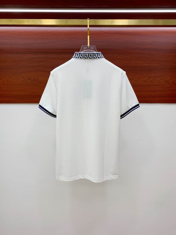 Les polos T-shirt Fendi pour homme incarnent l’élégance italienne avec une touche de modernité , caractéristiques de la maison Fendi. Au meilleur prix 