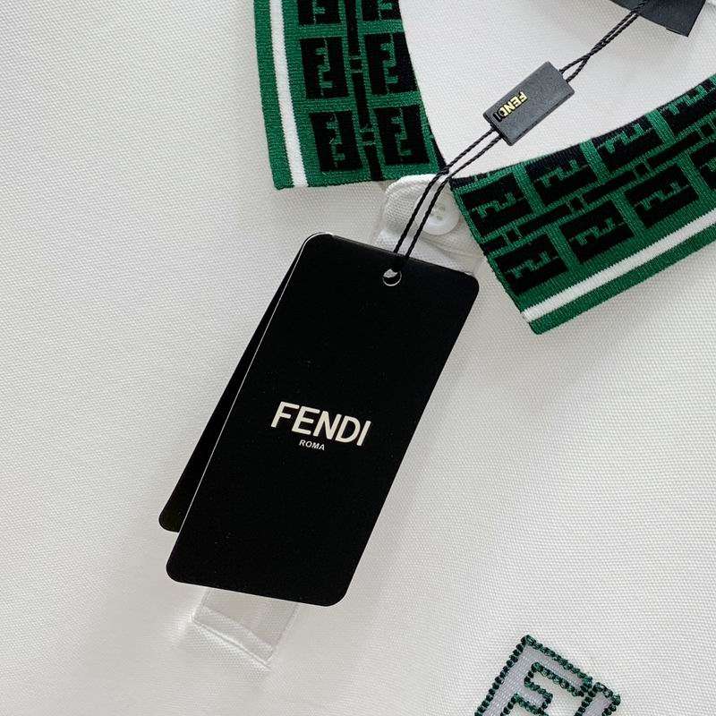 Les polos T-shirt Fendi pour homme incarnent l’élégance italienne avec une touche de modernité , caractéristiques de la maison Fendi. Au meilleur prix 