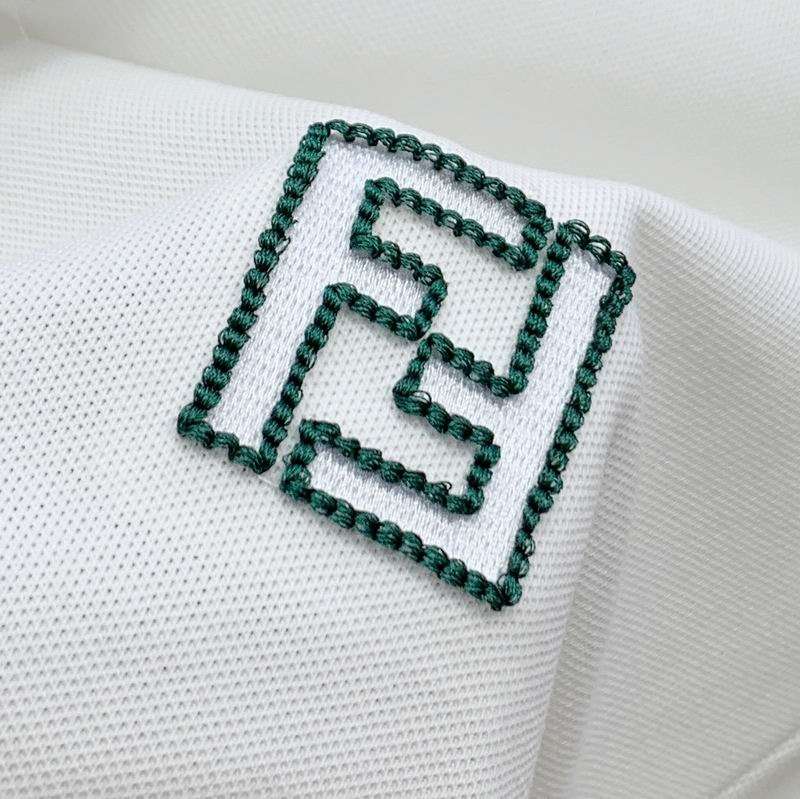Les polos T-shirt Fendi pour homme incarnent l’élégance italienne avec une touche de modernité , caractéristiques de la maison Fendi. Au meilleur prix 