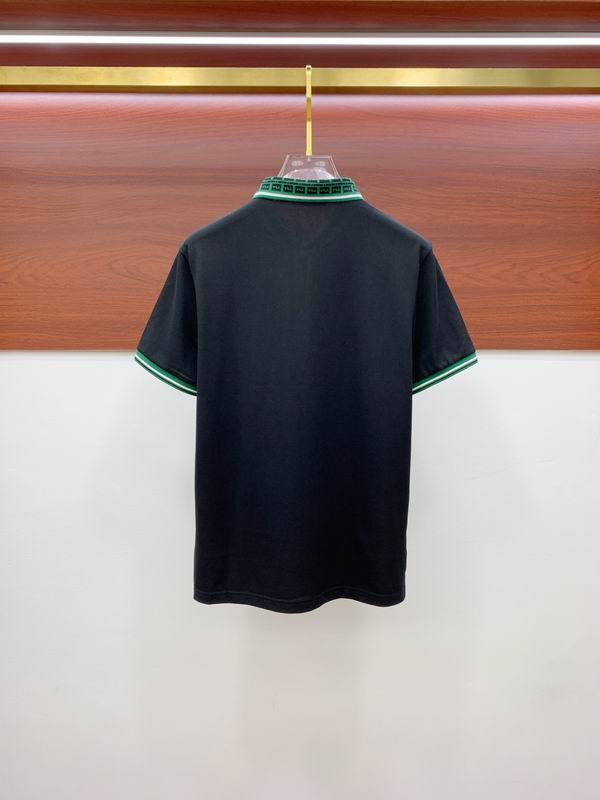 Les polos T-shirt Fendi pour homme incarnent l’élégance italienne avec une touche de modernité , caractéristiques de la maison Fendi. Au meilleur prix 