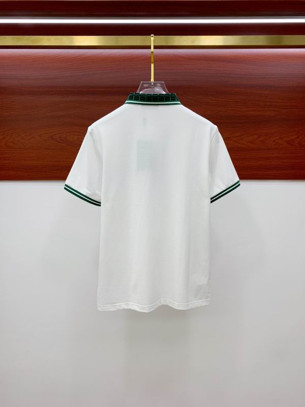 Les polos T-shirt Fendi pour homme incarnent l’élégance italienne avec une touche de modernité , caractéristiques de la maison Fendi. Au meilleur prix 