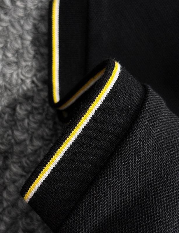Les polos T-shirt Fendi pour homme incarnent l’élégance italienne avec une touche de modernité , caractéristiques de la maison Fendi. Au meilleur prix 