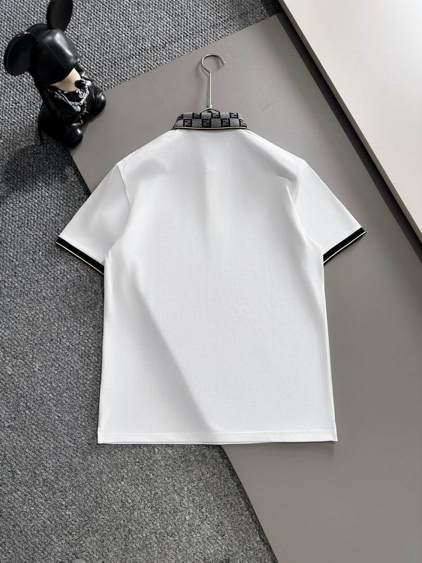 Les polos T-shirt Fendi pour homme incarnent l’élégance italienne avec une touche de modernité , caractéristiques de la maison Fendi. Au meilleur prix 