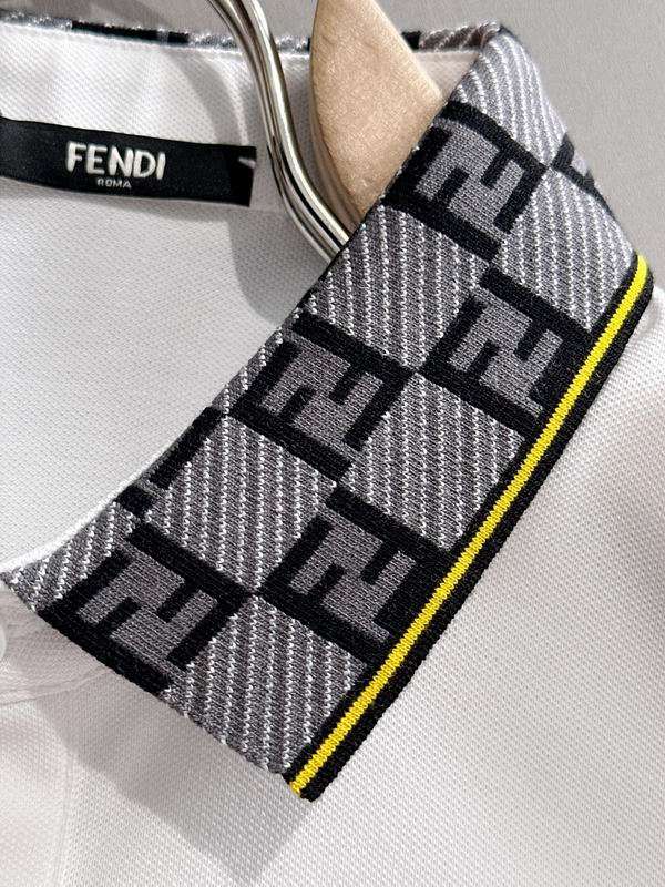 Les polos T-shirt Fendi pour homme incarnent l’élégance italienne avec une touche de modernité , caractéristiques de la maison Fendi. Au meilleur prix 