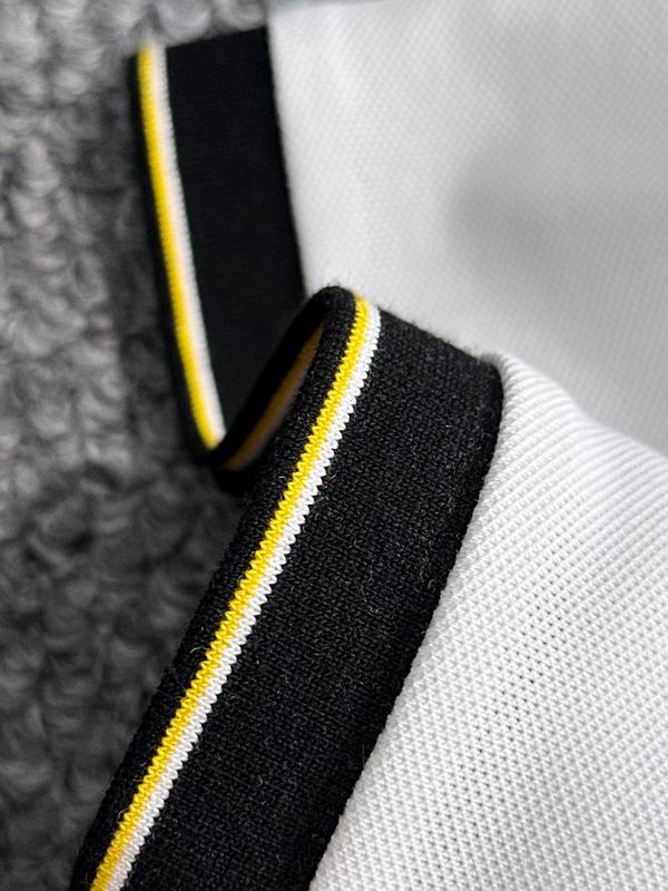 Les polos T-shirt Fendi pour homme incarnent l’élégance italienne avec une touche de modernité , caractéristiques de la maison Fendi. Au meilleur prix 