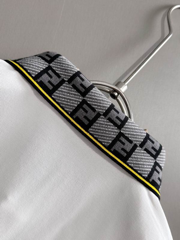 Les polos T-shirt Fendi pour homme incarnent l’élégance italienne avec une touche de modernité , caractéristiques de la maison Fendi. Au meilleur prix 