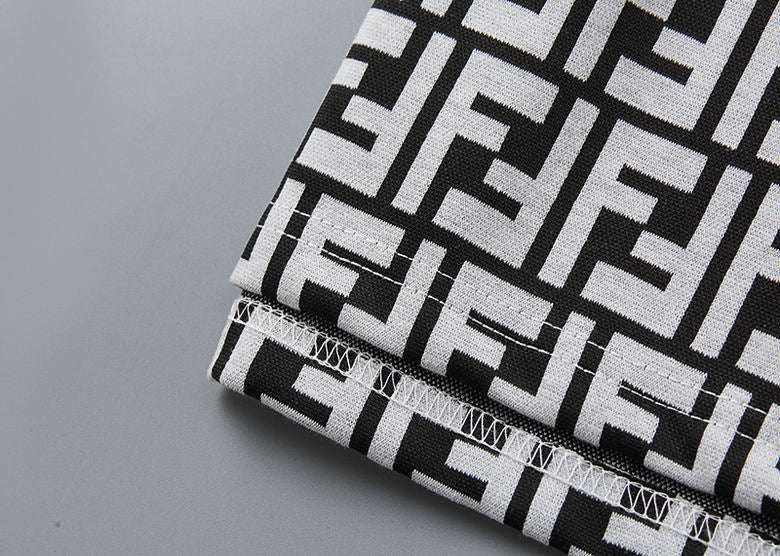 Les polos T-shirt Fendi pour homme incarnent l’élégance italienne avec une touche de modernité , caractéristiques de la maison Fendi. Au meilleur prix 