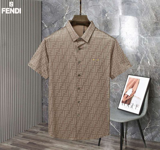 Les polos T-shirt Fendi pour homme incarnent l’élégance italienne avec une touche de modernité , caractéristiques de la maison Fendi. Au meilleur prix 