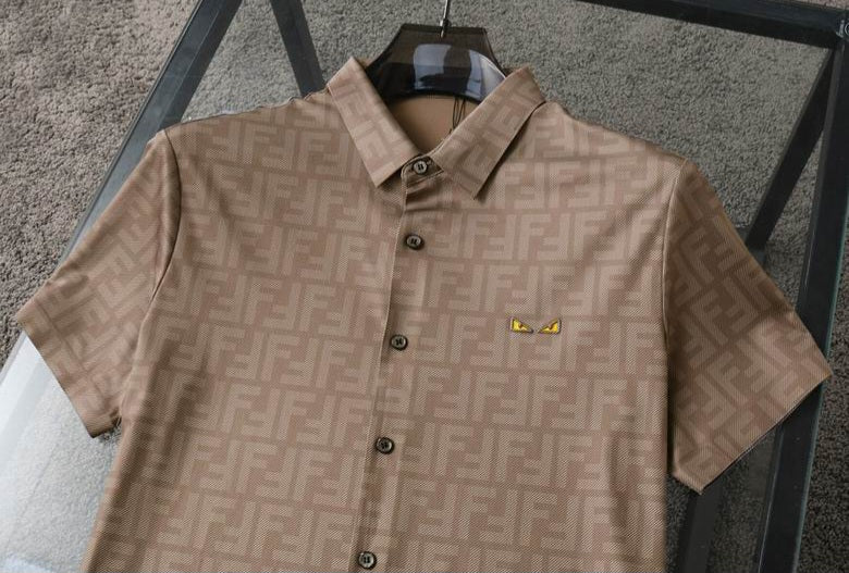 Les polos T-shirt Fendi pour homme incarnent l’élégance italienne avec une touche de modernité , caractéristiques de la maison Fendi. Au meilleur prix 