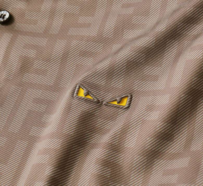 Les polos T-shirt Fendi pour homme incarnent l’élégance italienne avec une touche de modernité , caractéristiques de la maison Fendi. Au meilleur prix 