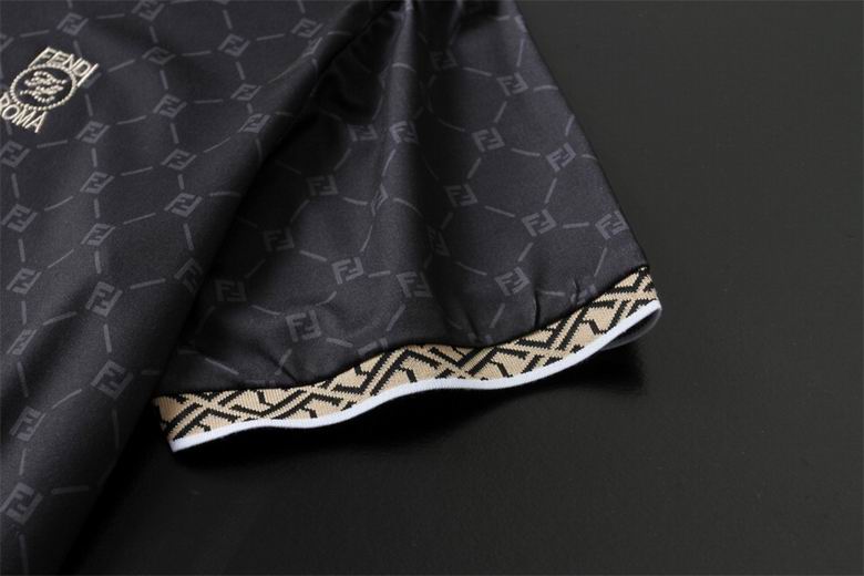 Les polos T-shirt Fendi pour homme incarnent l’élégance italienne avec une touche de modernité , caractéristiques de la maison Fendi. Au meilleur prix 