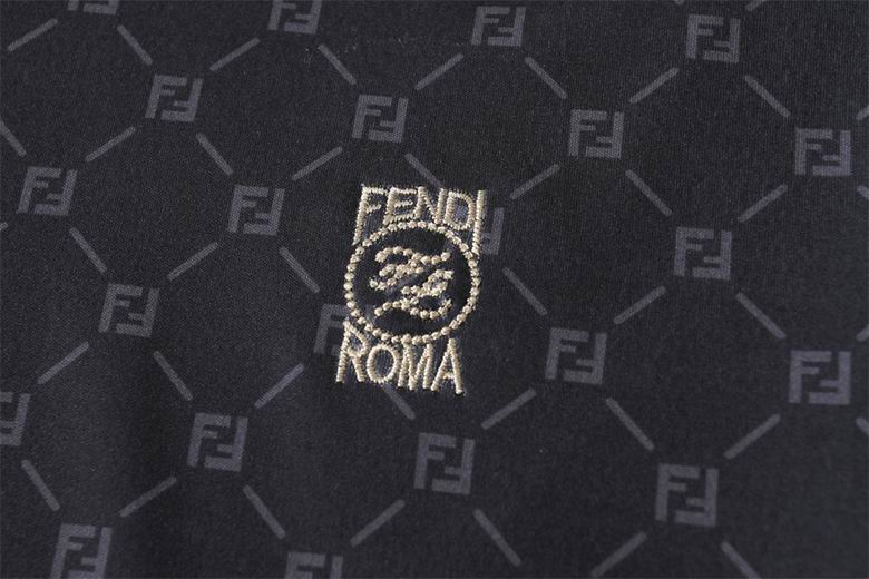 Les polos T-shirt Fendi pour homme incarnent l’élégance italienne avec une touche de modernité , caractéristiques de la maison Fendi. Au meilleur prix 