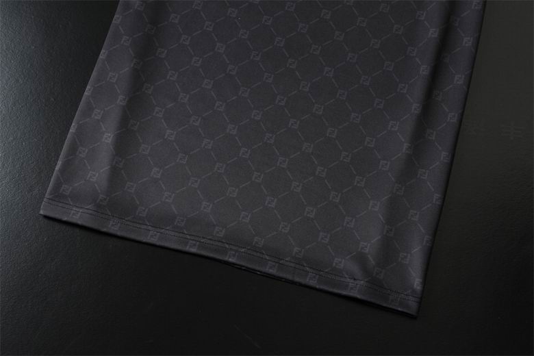 Les polos T-shirt Fendi pour homme incarnent l’élégance italienne avec une touche de modernité , caractéristiques de la maison Fendi. Au meilleur prix 