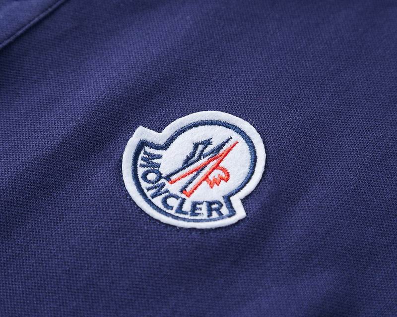 Le polo T-shirt Moncler pour homme incarne le summum de l'élégance décontractée et du style intemporel.au meilleur prix