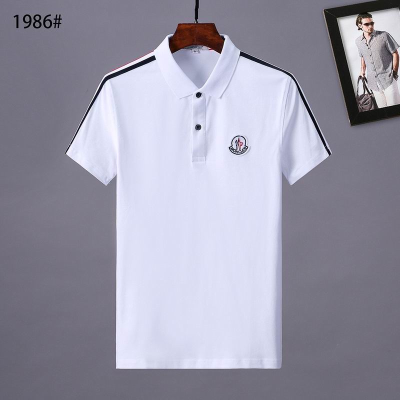 Le polo T-shirt Moncler pour homme incarne le summum de l'élégance décontractée et du style intemporel.au meilleur prix