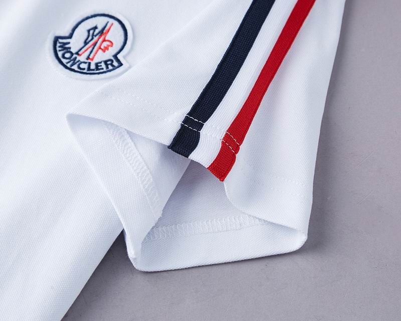 Le polo T-shirt Moncler pour homme incarne le summum de l'élégance décontractée et du style intemporel.au meilleur prix