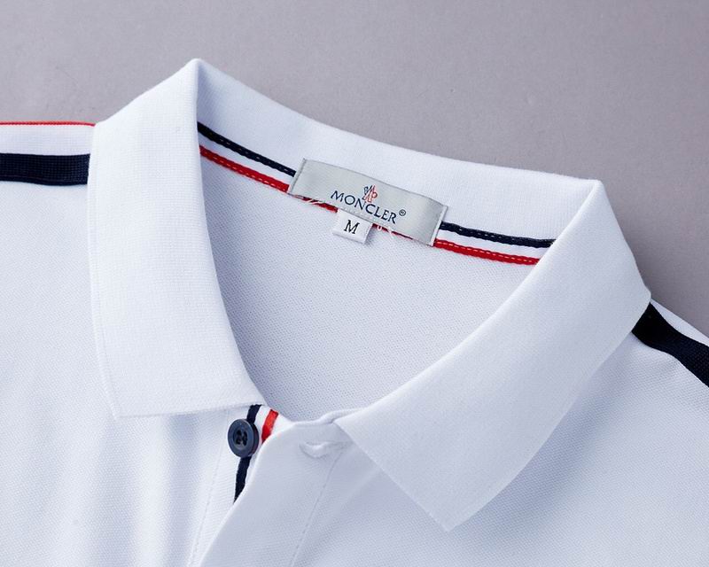 Le polo T-shirt Moncler pour homme incarne le summum de l'élégance décontractée et du style intemporel.au meilleur prix