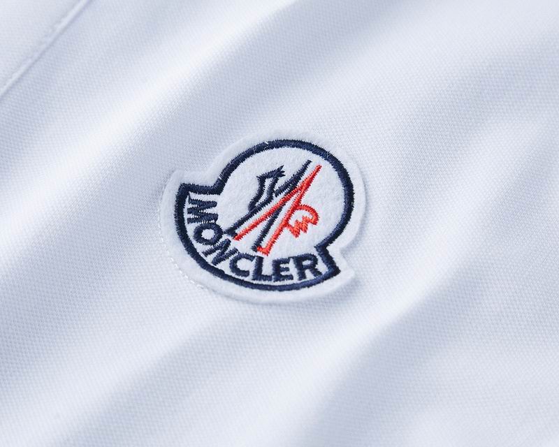 Le polo T-shirt Moncler pour homme incarne le summum de l'élégance décontractée et du style intemporel.au meilleur prix