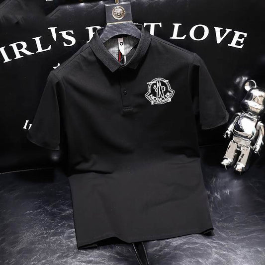 Le polo T-shirt Moncler pour homme incarne le summum de l'élégance décontractée et du style intemporel.au meilleur prix
