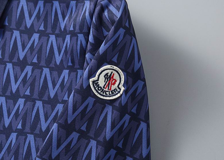 Le polo T-shirt Moncler pour homme incarne le summum de l'élégance décontractée et du style intemporel.au meilleur prix