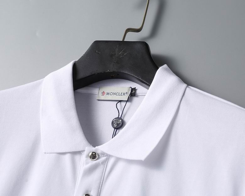 Le polo T-shirt Moncler pour homme incarne le summum de l'élégance décontractée et du style intemporel.au meilleur prix