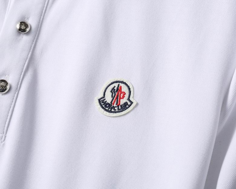Le polo T-shirt Moncler pour homme incarne le summum de l'élégance décontractée et du style intemporel.au meilleur prix