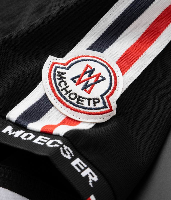 Le polo T-shirt Moncler pour homme incarne le summum de l'élégance décontractée et du style intemporel.au meilleur prix